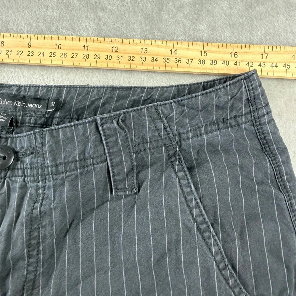 Calvin Klein Jeans Men's‎ Gray Pinstripe Flat Front Casual Chino Shorts Size 32